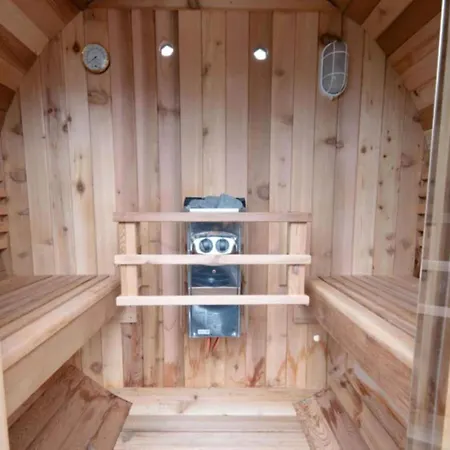 Wellness With Whirlpool And Sauna